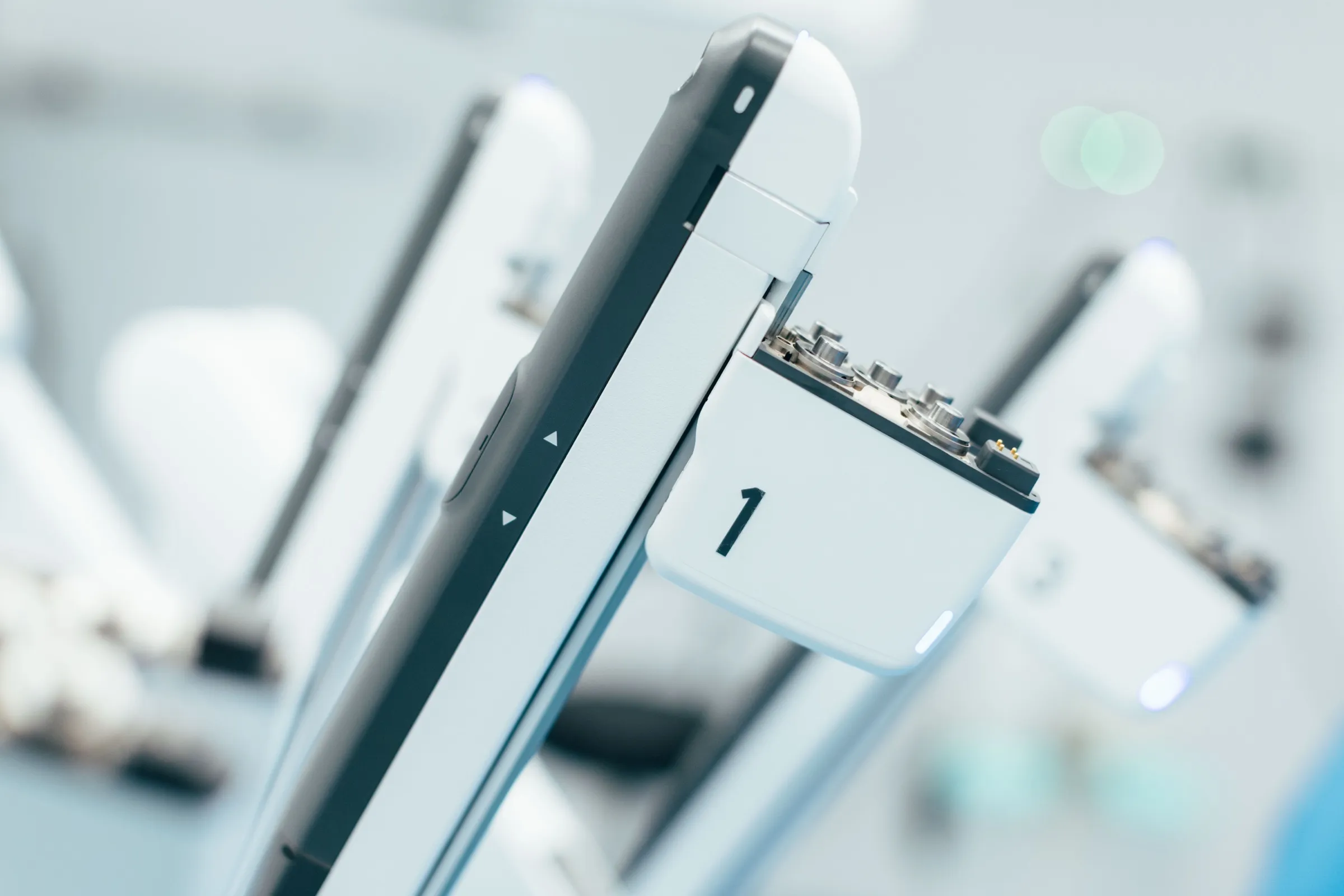 Nahaufnahme eines Instrumentenarms des da Vinci Systems mit der Nummer 1.