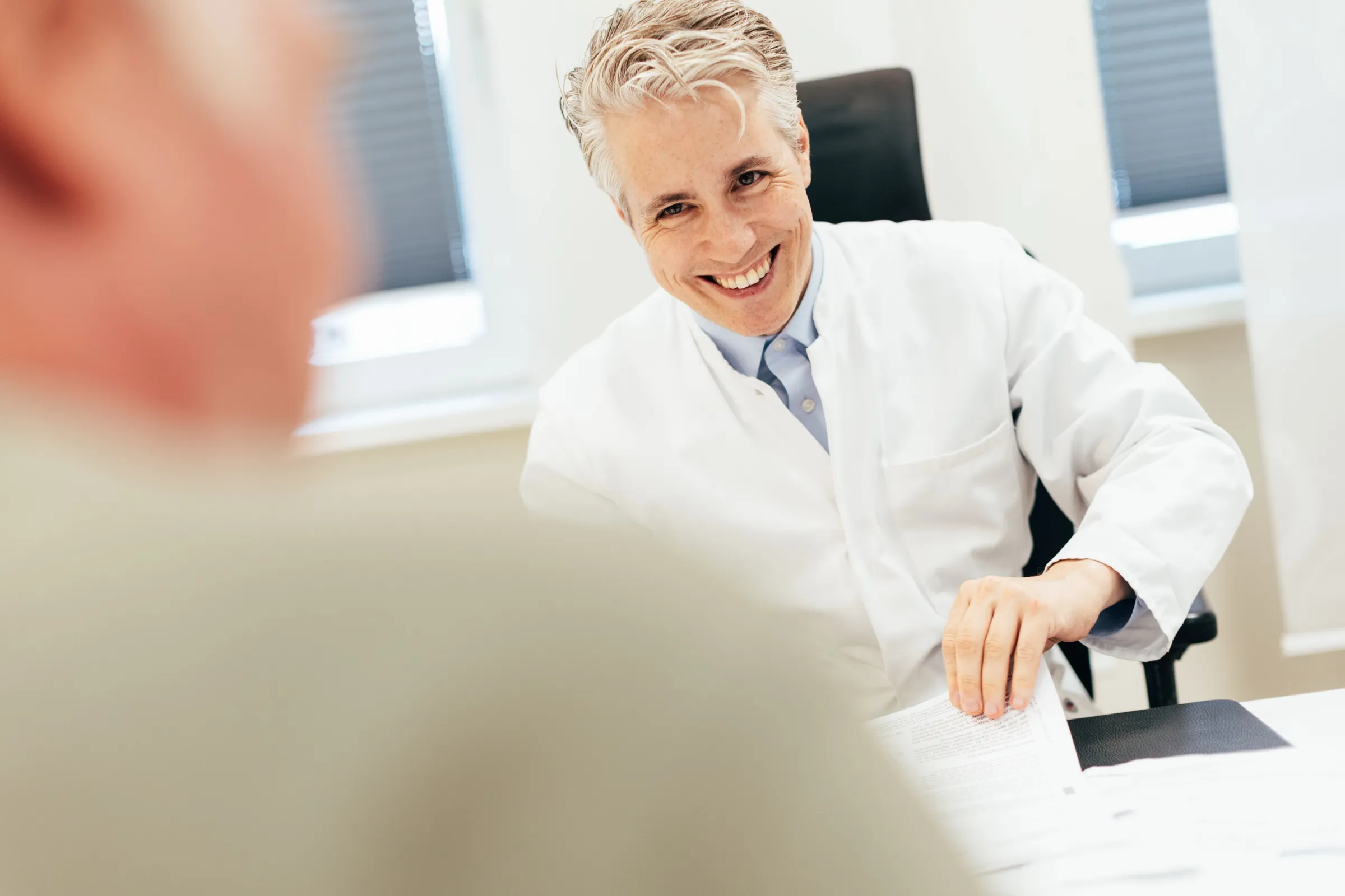 Der Sektionsleiter im Gespräch mit einem Patienten in der Sprechstunde.